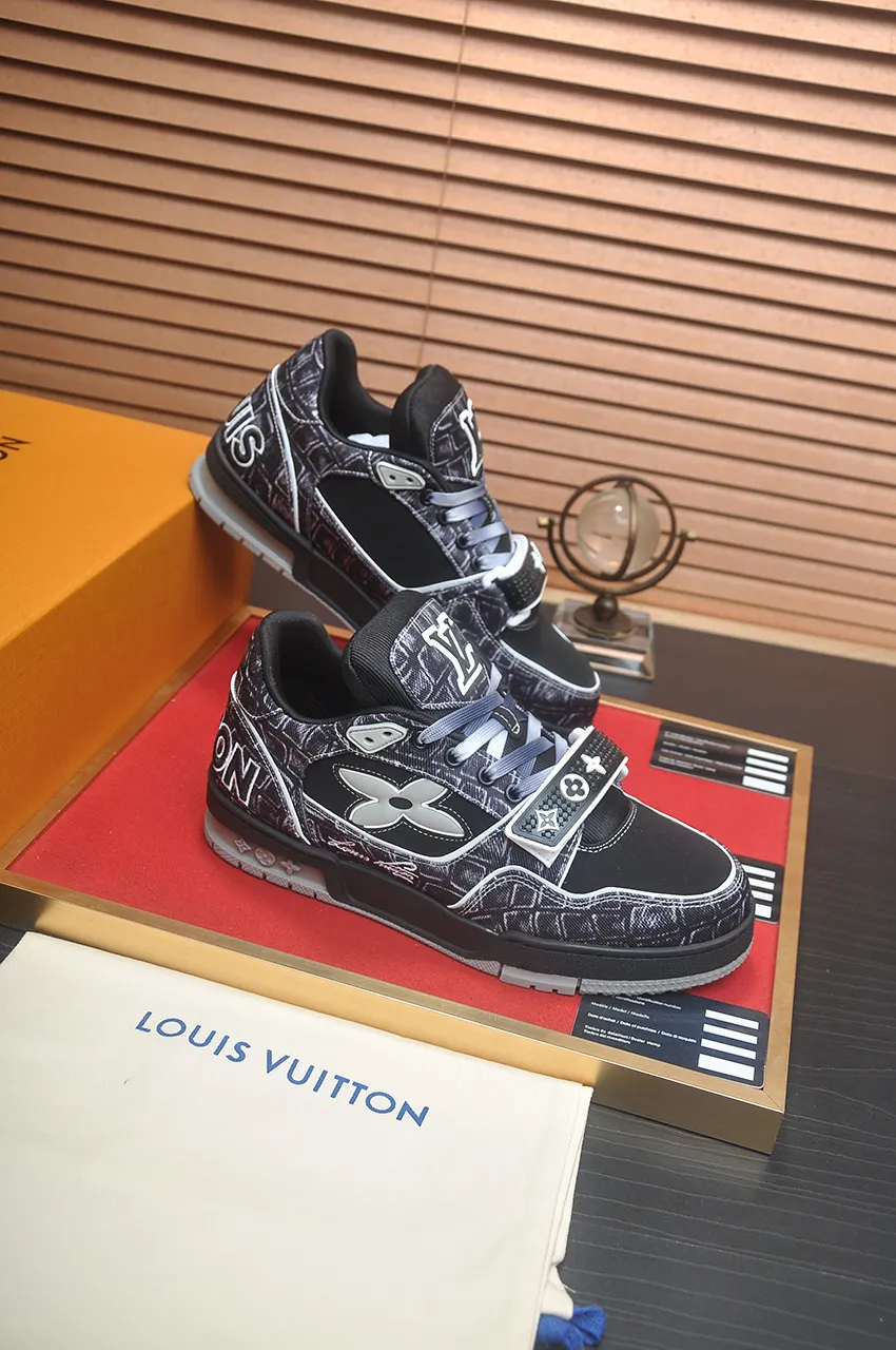Men's men's shoes 💰640💶Original development, quality shipping, welcome to compare - LV sneaker series LV Trainer Maxi sneakers introduce the loose silhouette of the ready-to-wear series into the LV Trainer sneaker design written by Virgil Abloh, making an eye-catching appearance in the spring and summer men's wear shows. The cow leather upper is combined with rough fabric laces, and colorful beading highlights the brand's classic elements. LV letters mark the tongue and Monogram floral outsole. Mixed materials Made of first-layer cowhide, wrapped in imported custom-printed denim, thick shoelace design, large Monogram print on the side, "lv 54" badges on the tongue and heel, rubber outsole decorated with Monogram flowers, mesh lining and cotton feet, the comfort is as extreme as ever, premium heritage, quality first, worth owning! Size: Women's 35-39 (customized at 40, non-refundable) Men's 39-45 (customized at 38.46, non-refundable) ♡Full set of packaging with original gift box